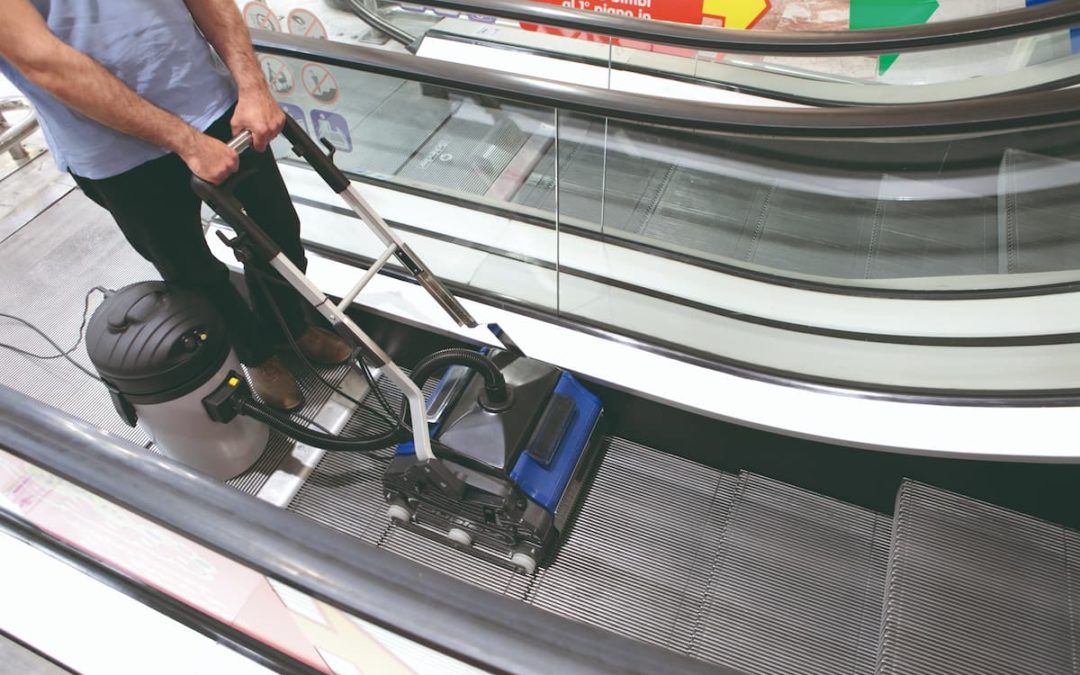 La limpieza de escaleras mecánicas y cintas transportadoras