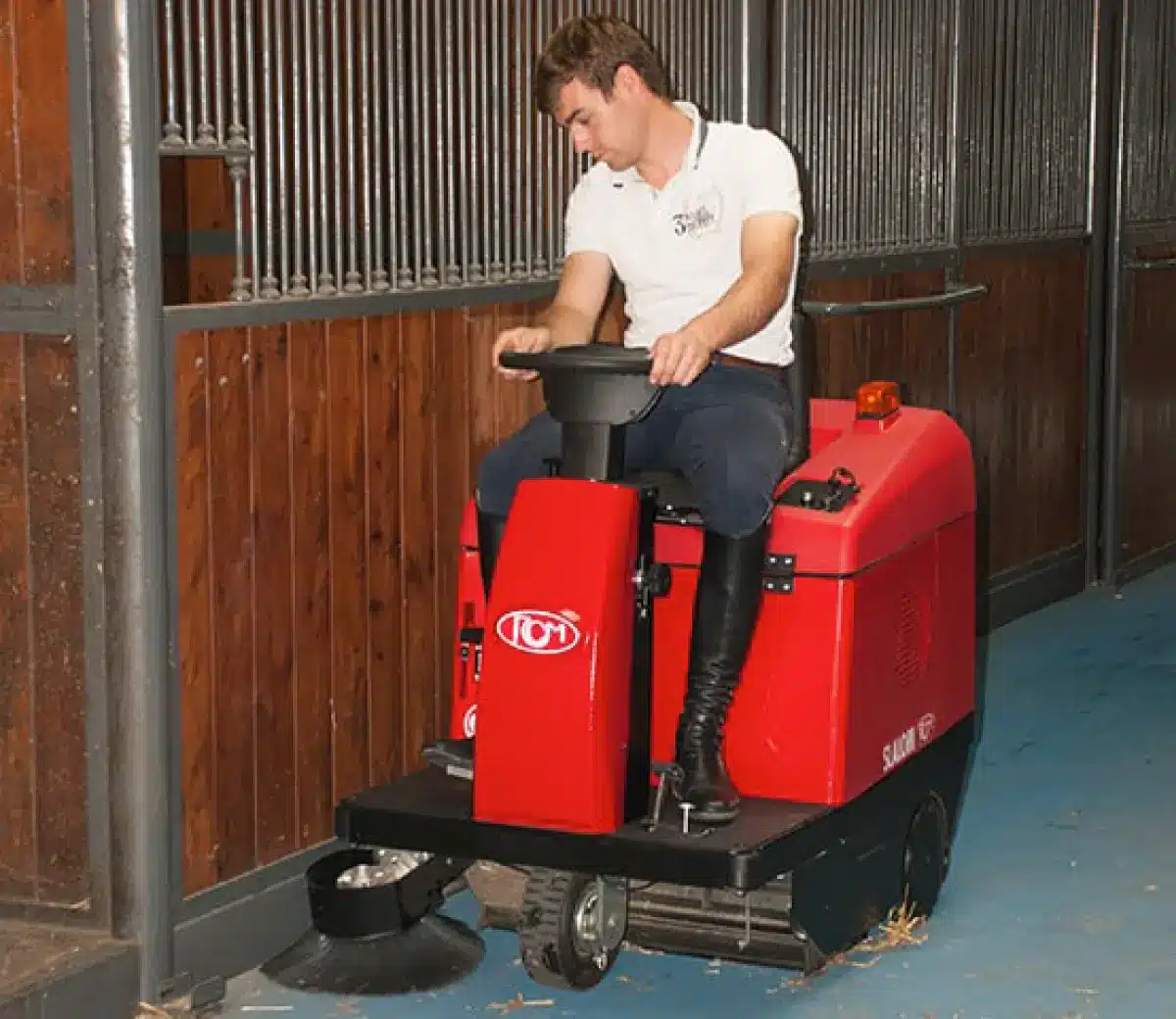 Cómo elegir la barredora industrial ideal para cada tipo de superficie